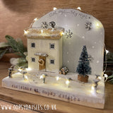 Daisy Village - Christmas House Light Up Scene 12203