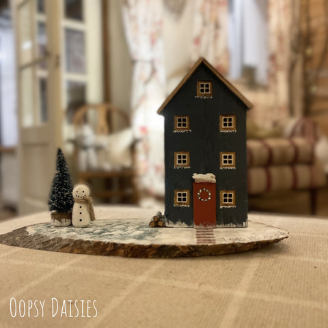 Daisy Village - Christmas Tall House on Lg Log Slice 13503